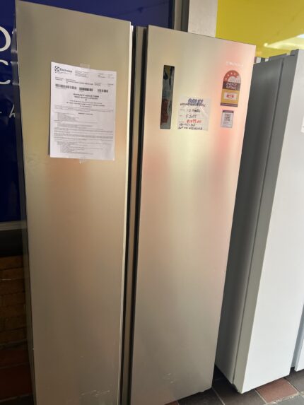 FACTORY SECONDS WESTINGHOUSE 624 L SIDE BY SIDE FRIDGE FOR $1099